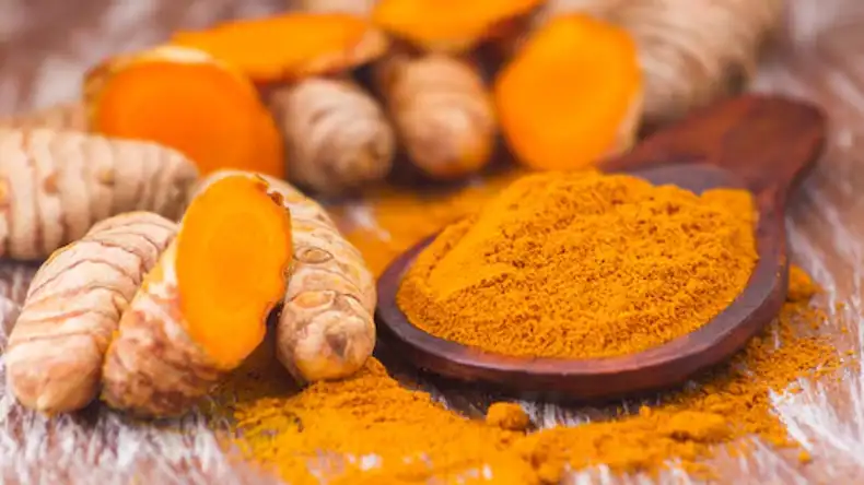 Raw Turmeric: सर्दियों में बीमारी से बचने के लिए खाए कच्ची हल्दी, मिलेंगे जबरदस्त फायदें